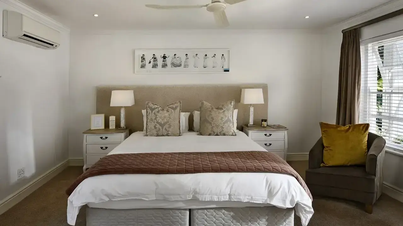 Chambre meublée confortable, idéale pour une résidence principale. L'imposition de la climatisation et du ventilateur de plafond assure un confort optimal.