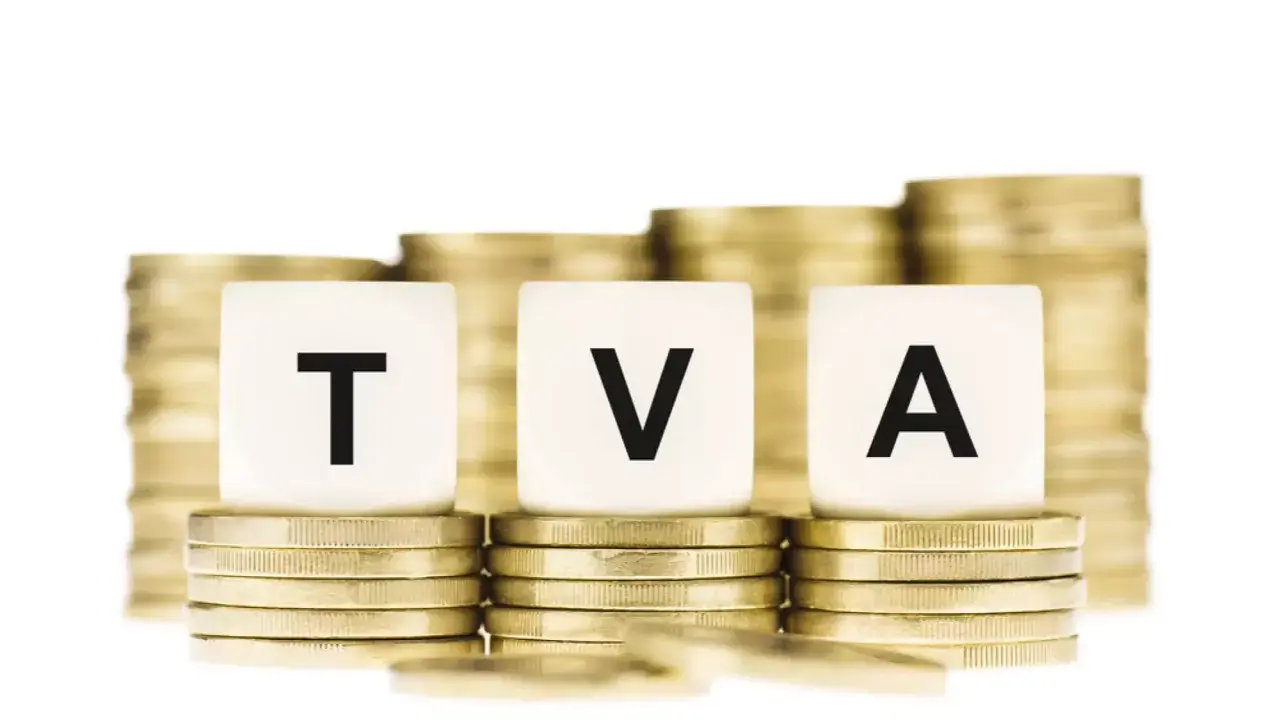 Piles de pièces d'or symbolisant la croissance, avec les lettres "TVA" sur des cubes. Idéal pour illustrer la récupération TVA LMNP.
