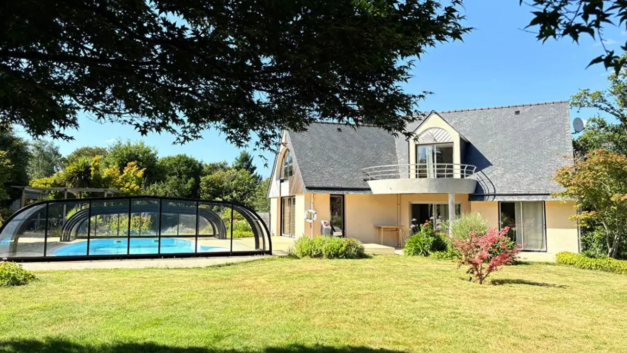 Maison avec piscine couverte, jardin verdoyant. Je suis veuve, puis je vends ma maison.