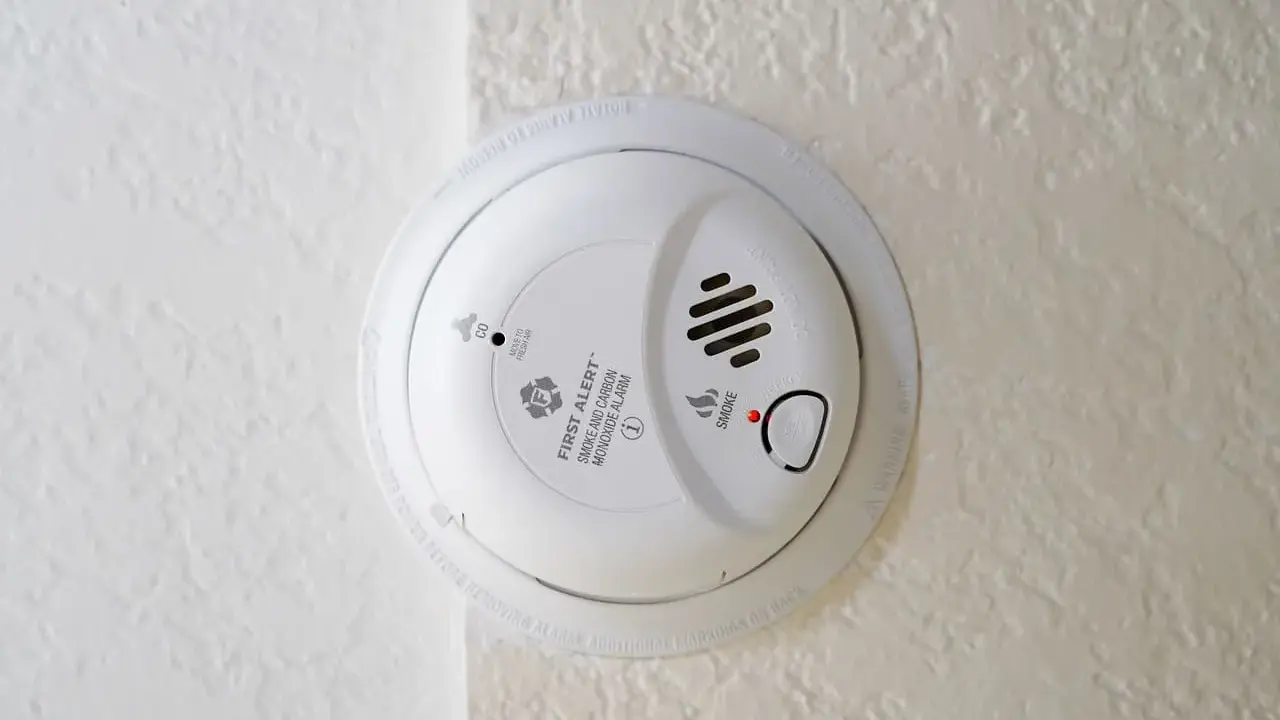 Détecteur de fumée et de monoxyde de carbone installé au plafond. Il est temps de penser au remplacement, que vous soyez locataire ou propriétaire.