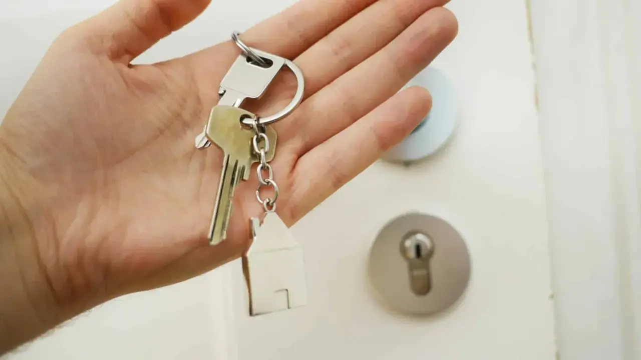 Main tenant, quel apport pour emprunter 300 000 euros ? Clés d'une maison avec un porte-clés en forme de maison.