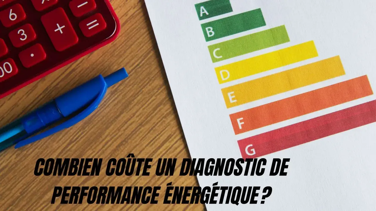 Calculatrice, stylo bleu et étiquette énergétique. Le prix d'un diagnostic de performance énergétique est une question clé.