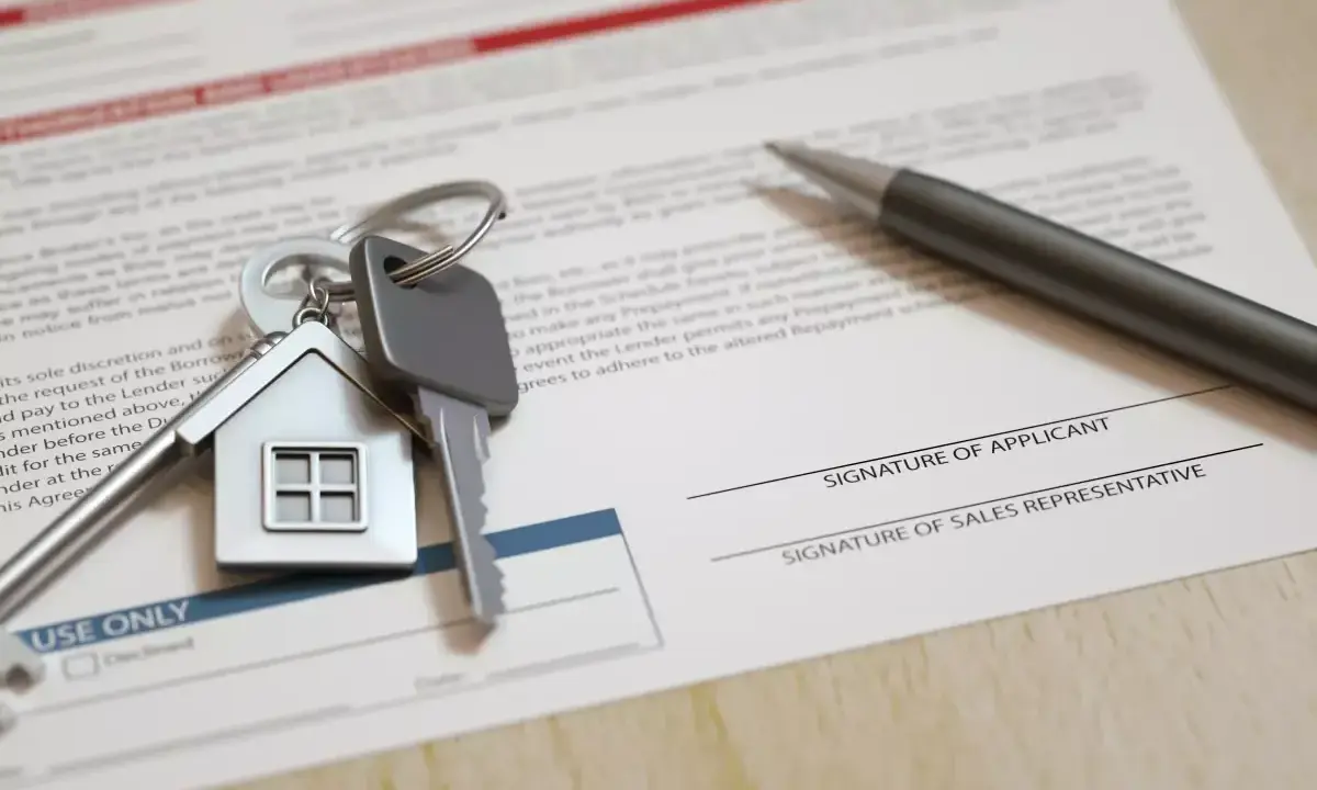 Clés d'un appartement pour une location longue durée, posées sur un contrat de bail.