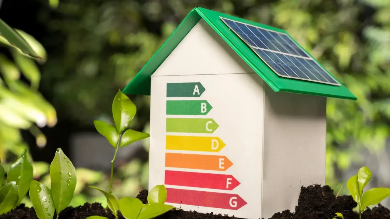 Maisonnette avec panneaux solaires et étiquette énergie. Idéal pour un DPE location saisonnière, symbolisant l'écologie et la performance.