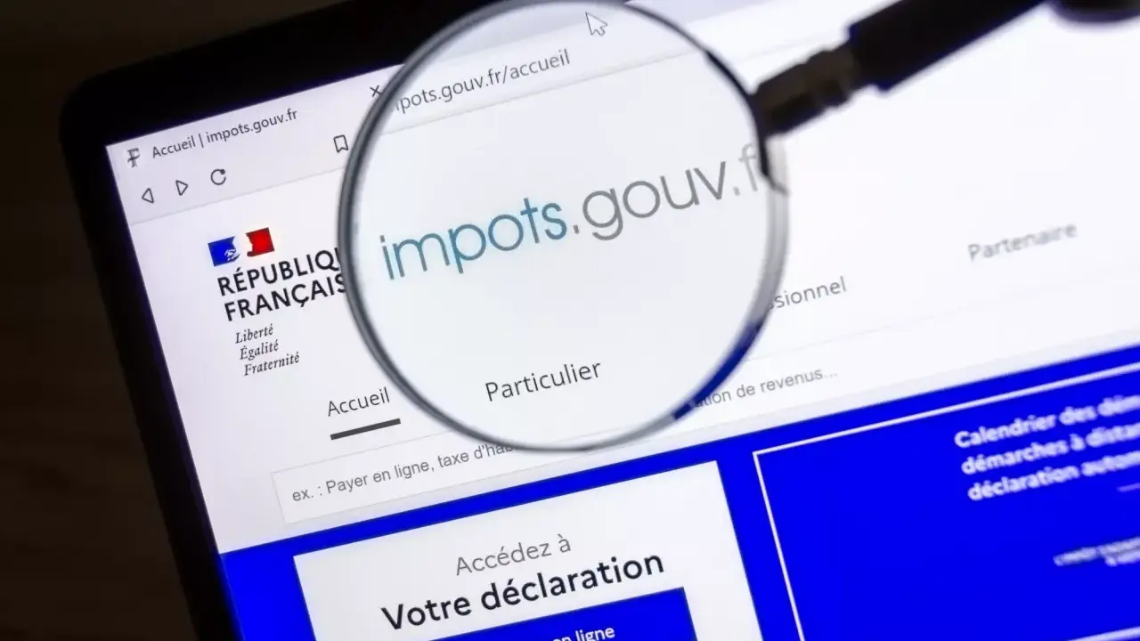 Loupe sur le site impots.gouv.fr, page "Particulier". Préparation de la déclaration 2031 location meublée.