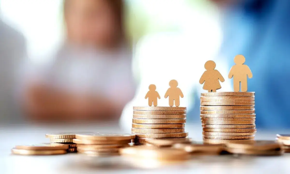 Des piles de pièces d'or symbolisent la question : quel salaire pour emprunter 200 000 euros ? Des silhouettes familiales sont posées sur les monticules.