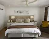 Chambre meublée confortable, idéale pour une résidence principale. L'imposition de la climatisation et du ventilateur de plafond assure un confort optimal.