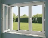 Fenêtre PVC blanche ouverte sur un jardin verdoyant. Une obligation propriétaire changer fenêtres pour plus de confort et d'isolation.