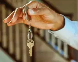 Main tenant, une main tenant une clé, symbole de la possibilité de louer son appartement.