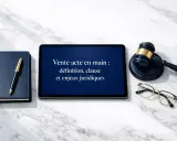 Tablette affichant "Vente acte en main : définition, clause et enjeux juridiques", à côté d'un carnet, d'un stylo, d'un maillet et de lunettes.