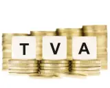 Piles de pièces d'or symbolisant la croissance, avec les lettres "TVA" sur des cubes. Idéal pour illustrer la récupération TVA LMNP.