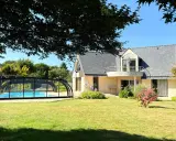 Maison avec piscine couverte, jardin verdoyant. Je suis veuve, puis je vends ma maison.
