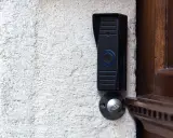 Sonnette moderne sur mur texturé, prête pour la réparation. Que ce soit pour un locataire ou un propriétaire, une sonnette fonctionnelle est essentielle.