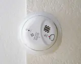 Détecteur de fumée et de monoxyde de carbone installé au plafond. Il est temps de penser au remplacement, que vous soyez locataire ou propriétaire.