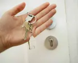 Main tenant, quel apport pour emprunter 300 000 euros ? Clés d'une maison avec un porte-clés en forme de maison.