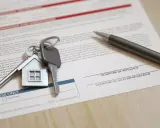 Clés d'un appartement pour une location longue durée, posées sur un contrat de bail.