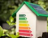Maisonnette avec panneaux solaires et étiquette énergie. Idéal pour un DPE location saisonnière, symbolisant l'écologie et la performance.
