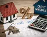 Maison, clés, calculatrice et symbole pour cent sur des graphiques financiers. Une opportunité pour une baisse des taux immobilier.
