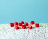 Petites maisons rouges sur une carte, symbolisant la crise du logement en France.