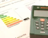 Diagnostic de performance énergétique (DPE) d'une maison ancienne, avec un appareil Bosch. Le classement va de A (très économe) à G (très énergivore).