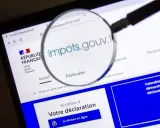 Loupe sur le site impots.gouv.fr, page "Particulier". Préparation de la déclaration 2031 location meublée.