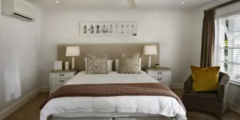 Chambre meublée confortable, idéale pour une résidence principale. L'imposition de la climatisation et du ventilateur de plafond assure un confort optimal.