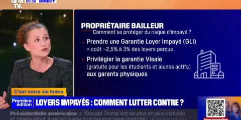 Une femme parle de la garantie loyer impayé pour se protéger du risque de loyers impayés.
