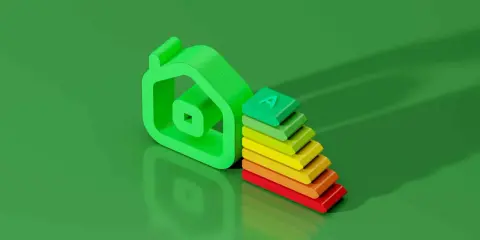 Icône de maison verte à côté d'une échelle d'efficacité énergétique. L'augmentation de loyer sans DPE est une préoccupation.