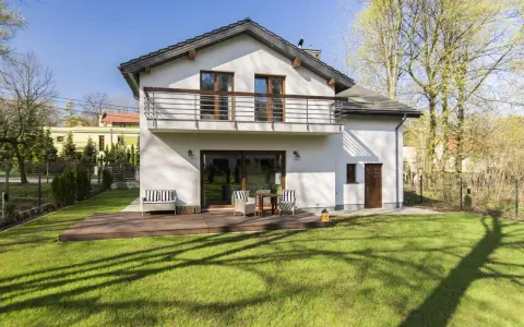 Maison moderne avec terrasse en bois et jardin. Une belle plus-value résidence principale 5 ans.