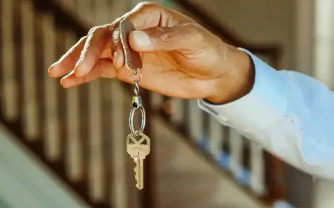 Main tenant, une main tenant une clé, symbole de la possibilité de louer son appartement.