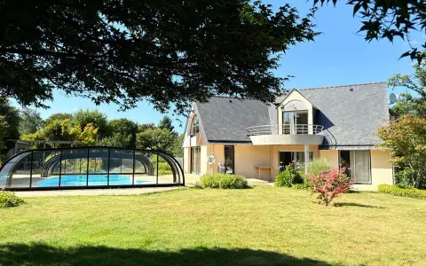 Maison avec piscine couverte, jardin verdoyant. Je suis veuve, puis je vends ma maison.