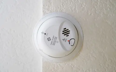 Détecteur de fumée et de monoxyde de carbone installé au plafond. Il est temps de penser au remplacement, que vous soyez locataire ou propriétaire.