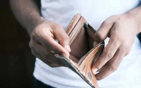 Mains vides tenant un portefeuille ouvert et vide. Une situation qui peut pousser à ne pas payer le loyer pour faire pression.