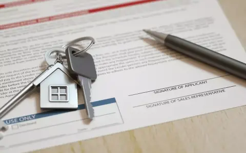 Clés d'un appartement pour une location longue durée, posées sur un contrat de bail.