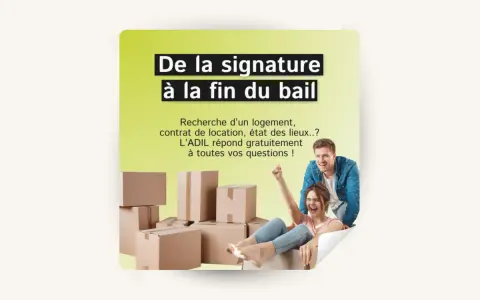 Un couple heureux entouré de cartons de déménagement. L'ADIL offre son aide aux locataires pour toutes leurs questions.