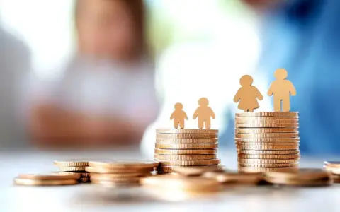 Des piles de pièces d'or symbolisent la question : quel salaire pour emprunter 200 000 euros ? Des silhouettes familiales sont posées sur les monticules.