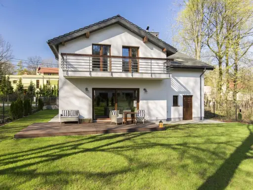 Maison moderne avec terrasse en bois et jardin. Une belle plus-value résidence principale 5 ans.