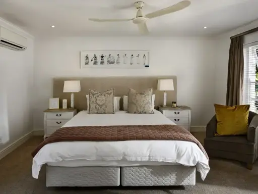 Chambre meublée confortable, idéale pour une résidence principale. L'imposition de la climatisation et du ventilateur de plafond assure un confort optimal.