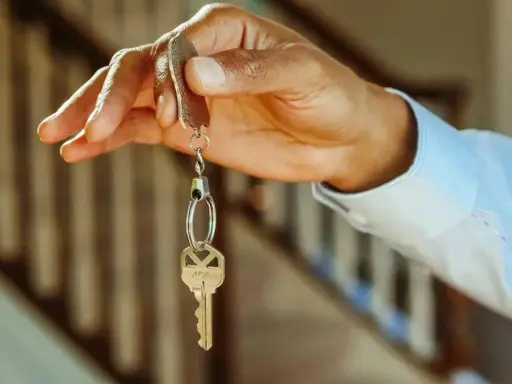 Main tenant, une main tenant une clé, symbole de la possibilité de louer son appartement.