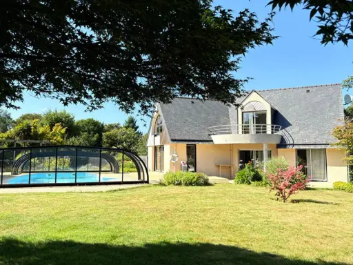 Maison avec piscine couverte, jardin verdoyant. Je suis veuve, puis je vends ma maison.