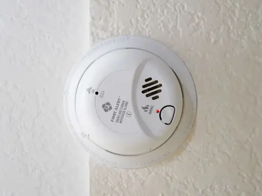 Détecteur de fumée et de monoxyde de carbone installé au plafond. Il est temps de penser au remplacement, que vous soyez locataire ou propriétaire.