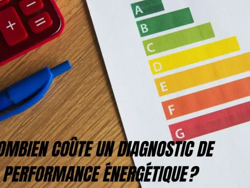 Calculatrice, stylo bleu et étiquette énergétique. Le prix d'un diagnostic de performance énergétique est une question clé.
