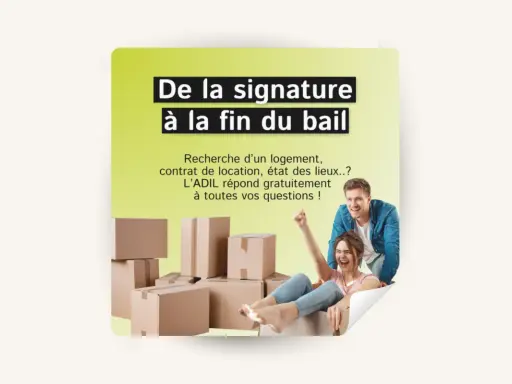 Un couple heureux entouré de cartons de déménagement. L'ADIL offre son aide aux locataires pour toutes leurs questions.