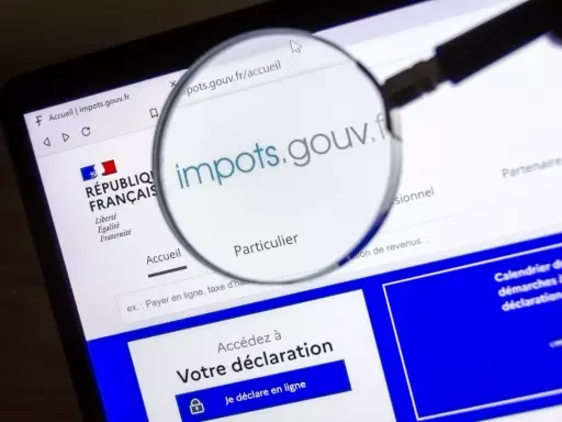Loupe sur le site impots.gouv.fr, page "Particulier". Préparation de la déclaration 2031 location meublée.