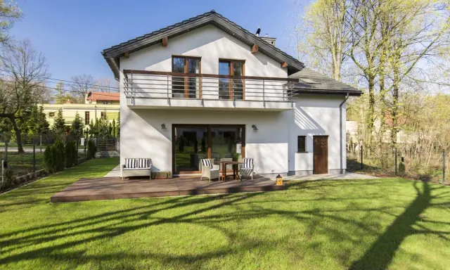 Maison moderne avec terrasse en bois et jardin. Une belle plus-value résidence principale 5 ans.