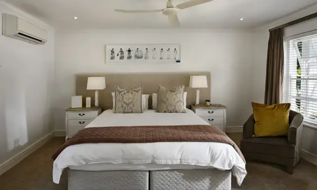 Chambre meublée confortable, idéale pour une résidence principale. L'imposition de la climatisation et du ventilateur de plafond assure un confort optimal.