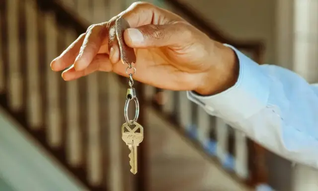 Main tenant, une main tenant une clé, symbole de la possibilité de louer son appartement.
