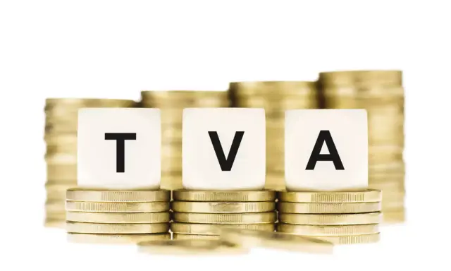 Piles de pièces d'or symbolisant la croissance, avec les lettres "TVA" sur des cubes. Idéal pour illustrer la récupération TVA LMNP.