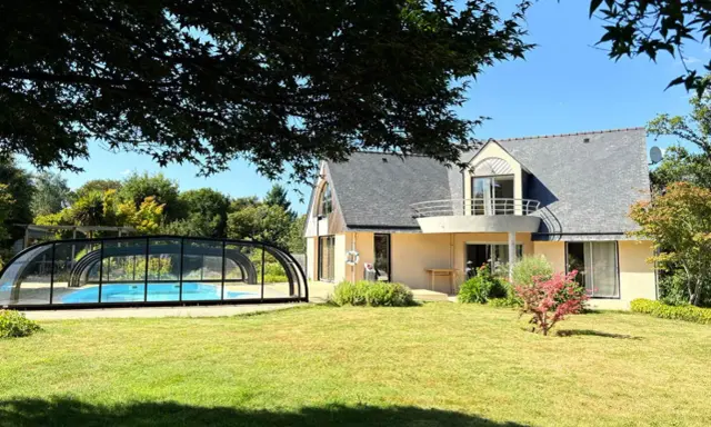 Maison avec piscine couverte, jardin verdoyant. Je suis veuve, puis je vends ma maison.