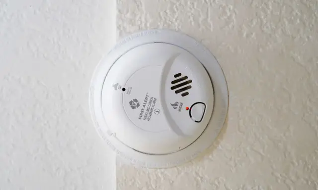 Détecteur de fumée et de monoxyde de carbone installé au plafond. Il est temps de penser au remplacement, que vous soyez locataire ou propriétaire.